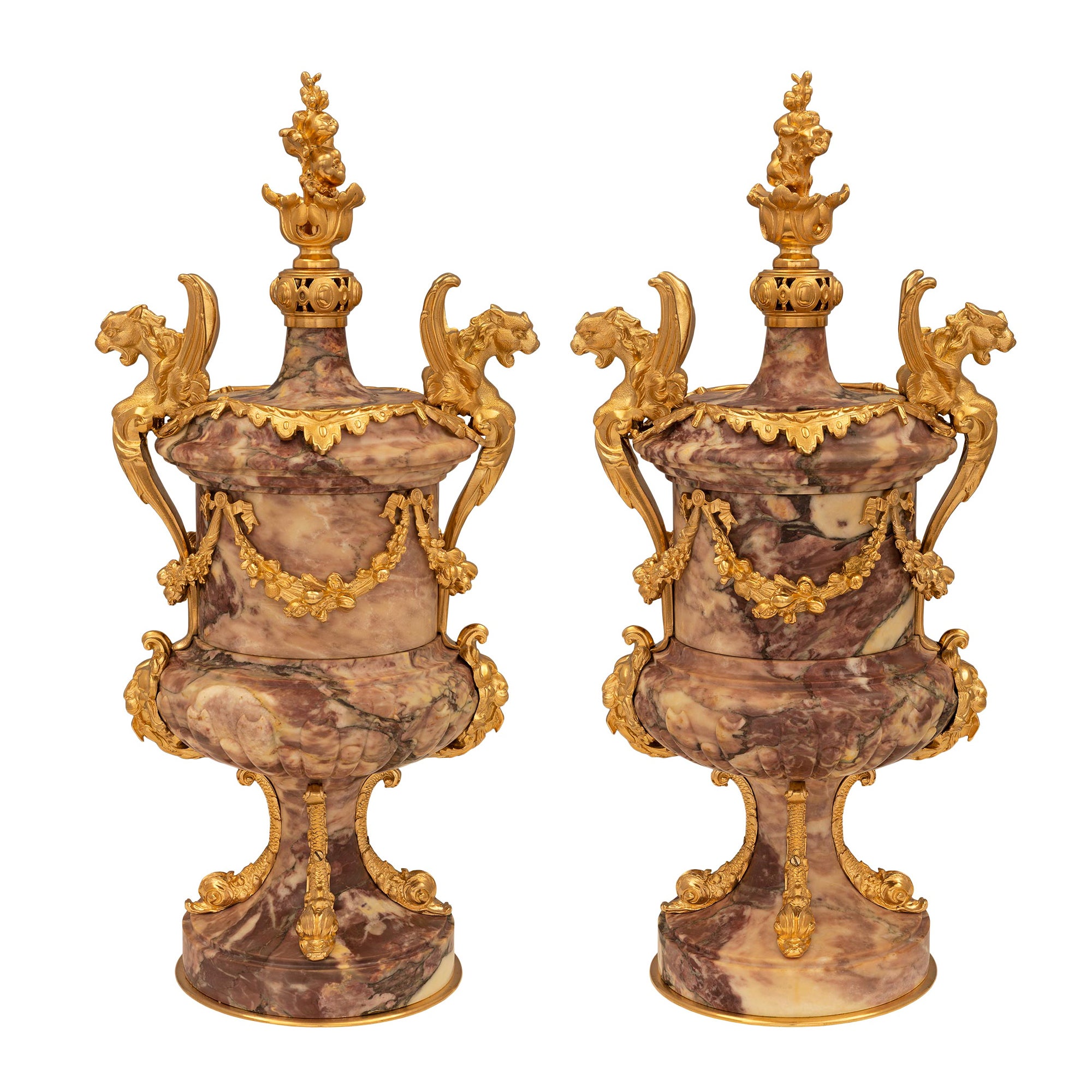 Paar französische Renaissance-Urnen aus Goldbronze und Marmor aus dem 19. Jahrhundert im Angebot