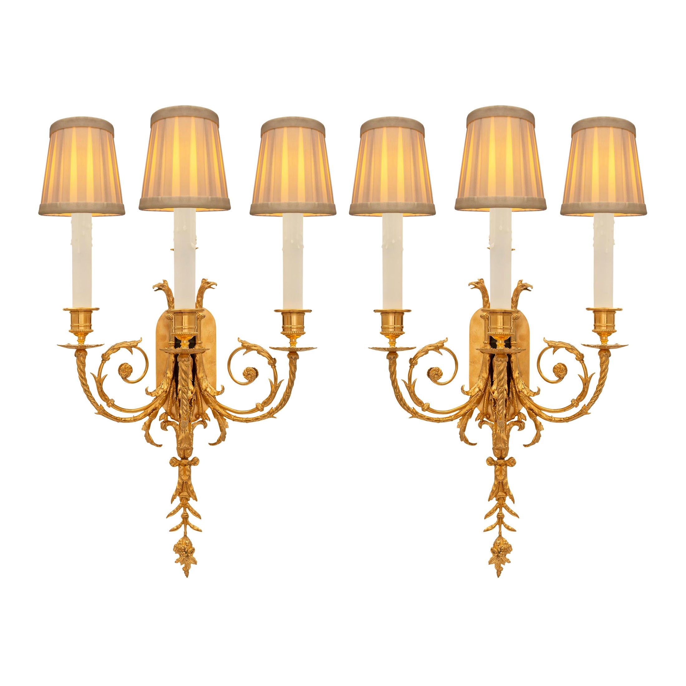 Pareja de candelabros franceses del siglo XIX en bronce patinado y ormolu de estilo Luis XVI en venta
