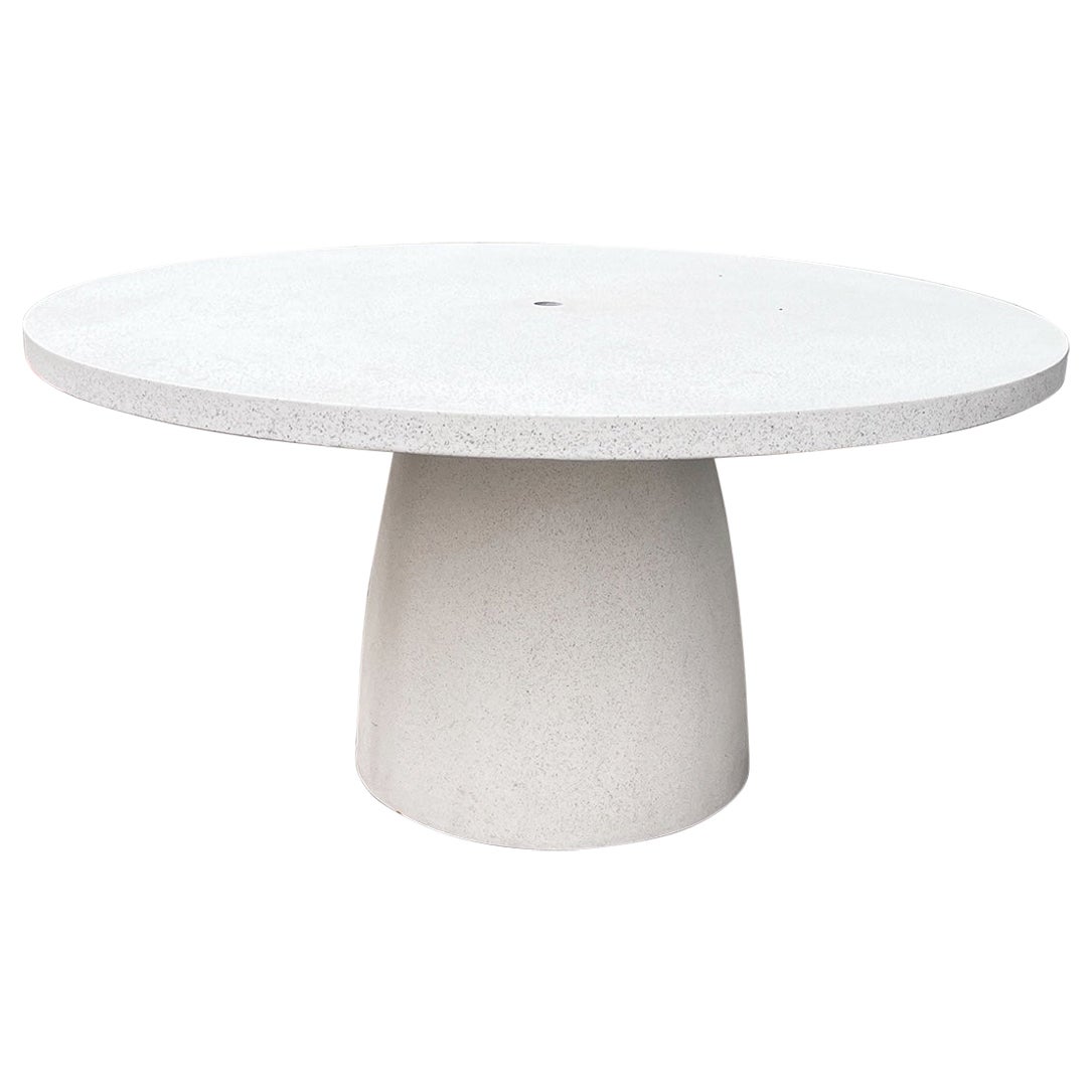 Table de salle à mangerive en résine moulée, finition pierre blanche, par Zachary A. Design