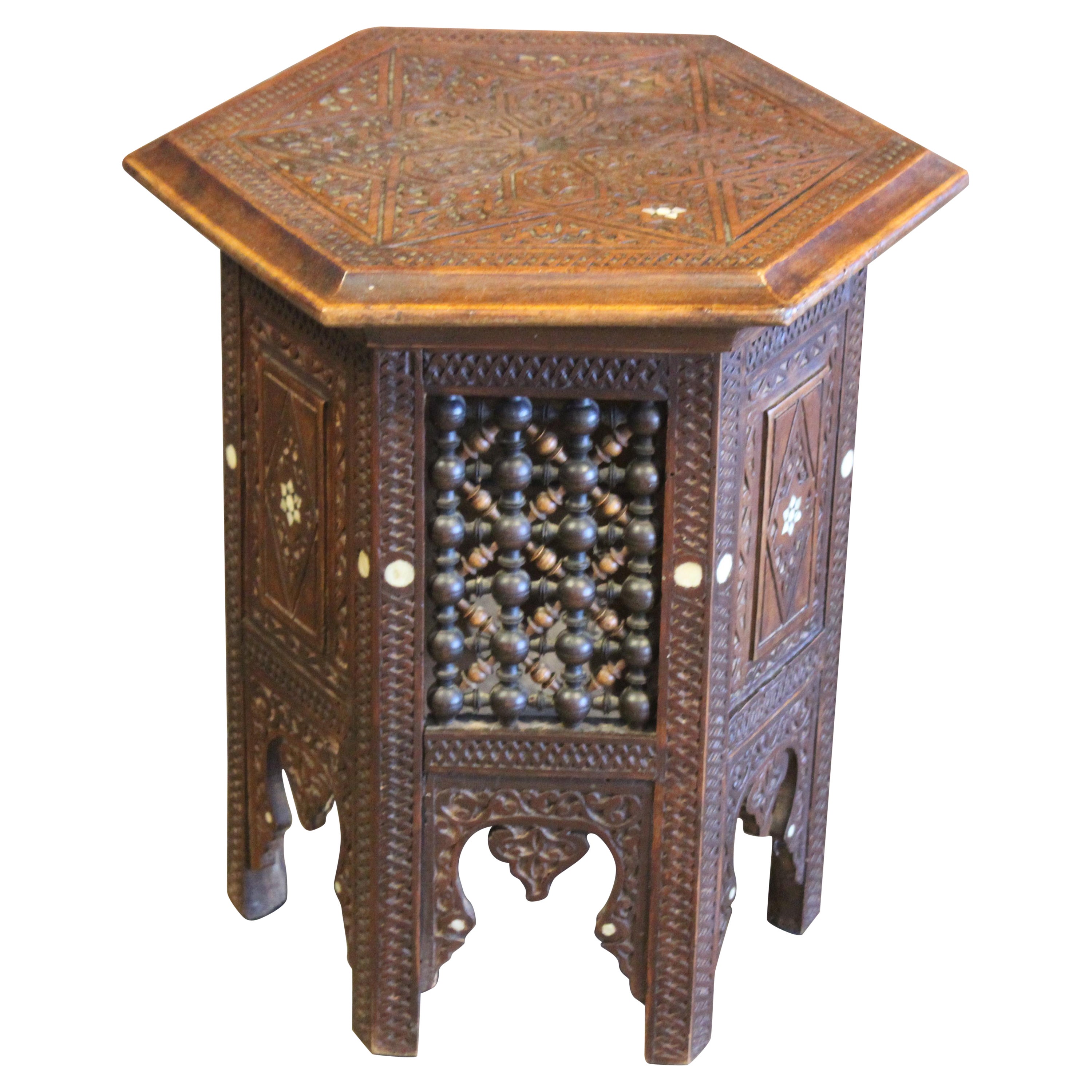 Ancienne table d'appoint mauresque sculptée en vente