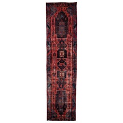 Tapis de couloir persan ancien en laine rouge Heriz fait à la main avec motif tribal multicolore