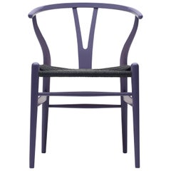 CH24 Chaise Wishbone en bleu violet avec assise en corde de papier noire par Hans Wegner