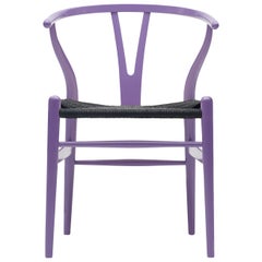 CH24 Chaise Wishbone en violet lavande avec assise en corde de papier noire par Hans Wegner