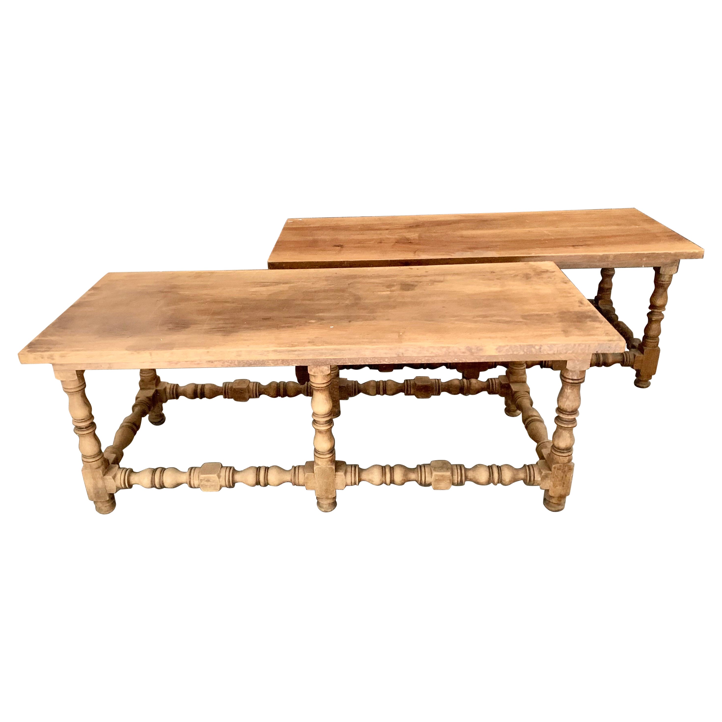 Paire de bancs ou de tables basses espagnols de style baroque en bois de hêtre