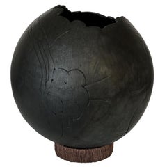 Monumental vase sphère abstraite en céramique noire sur pied