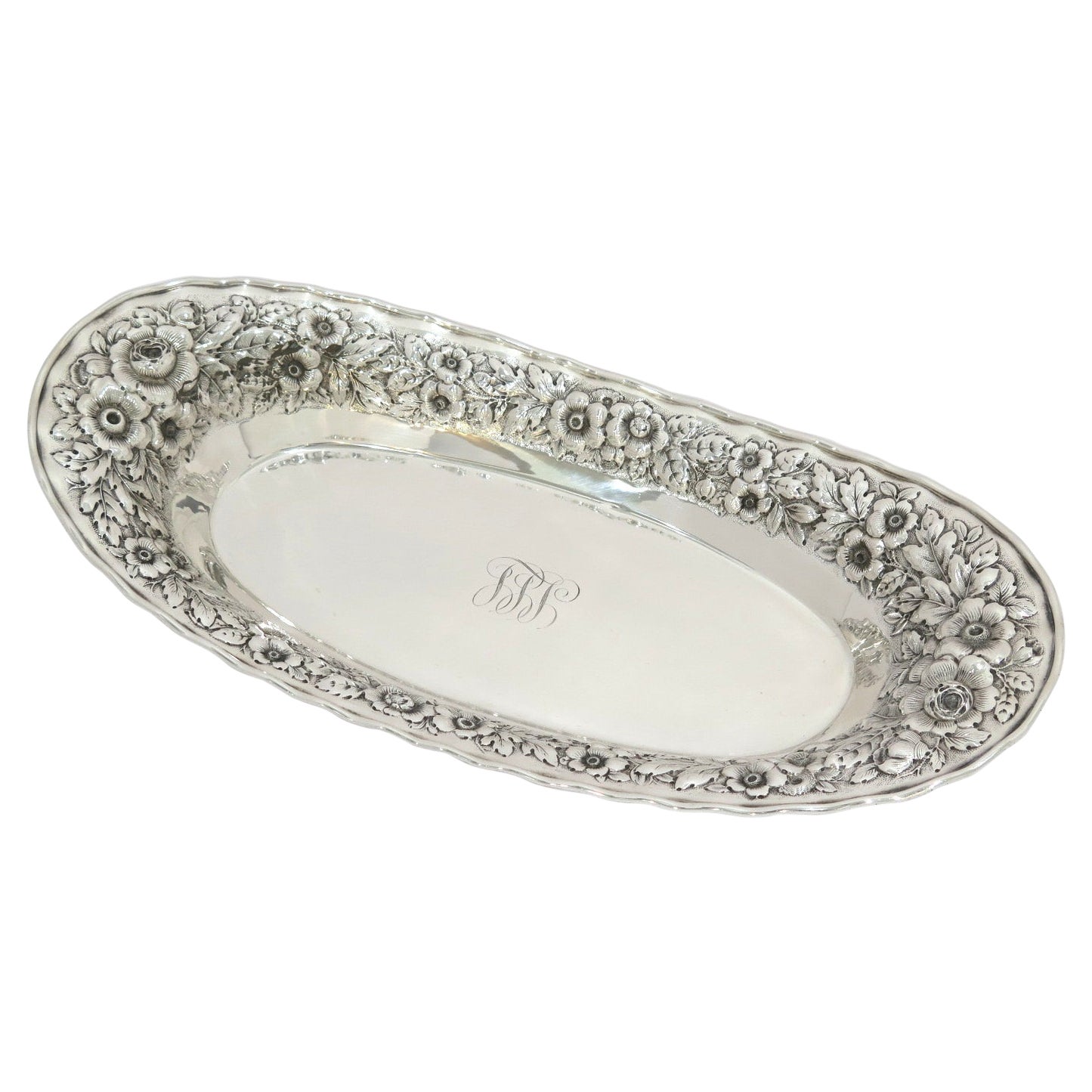 Plat à pain en argent sterling à fleurs américaines anciennes repoussé de 14 pouces en vente