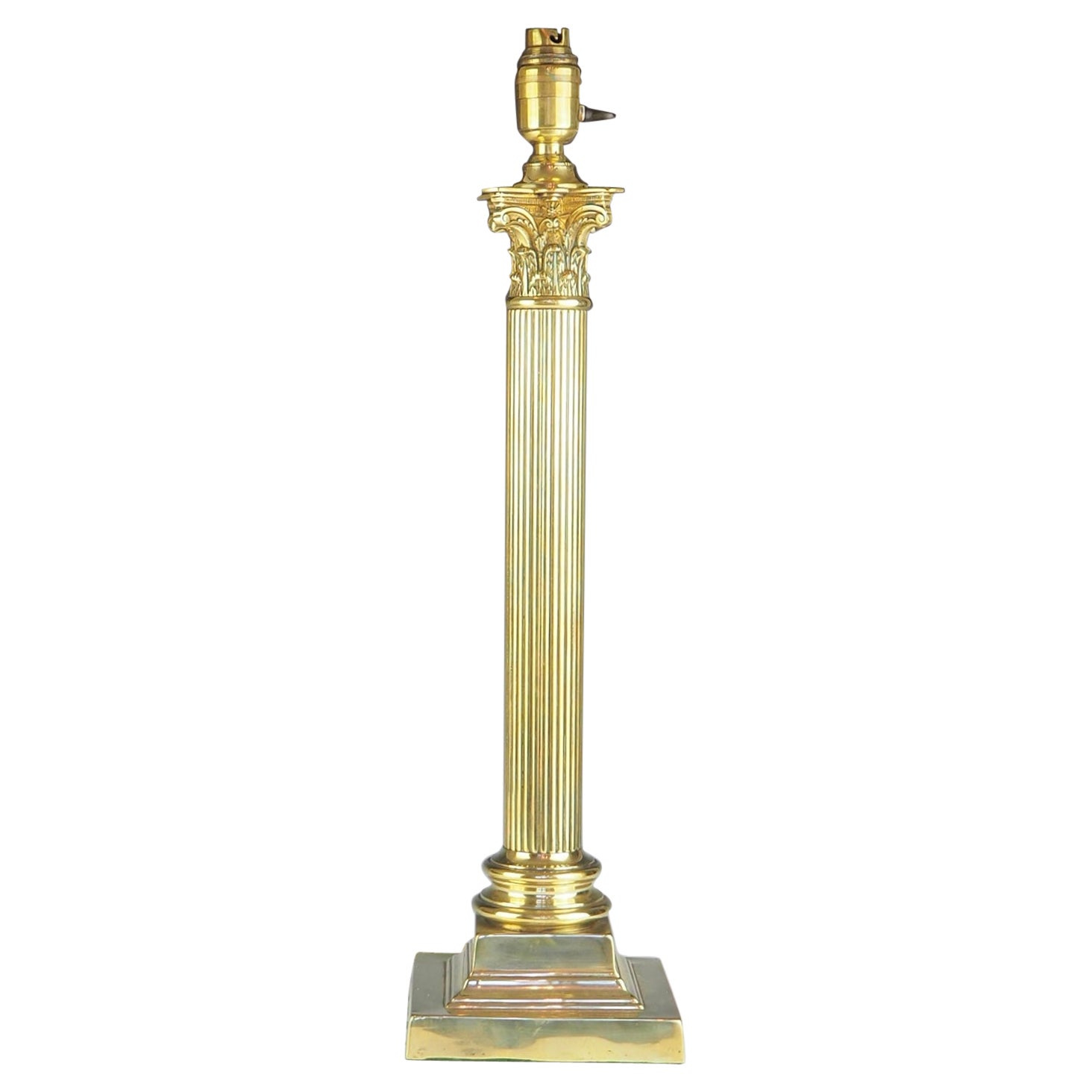 Magnifique lampe de table corinthienne en laiton du 19ème siècle