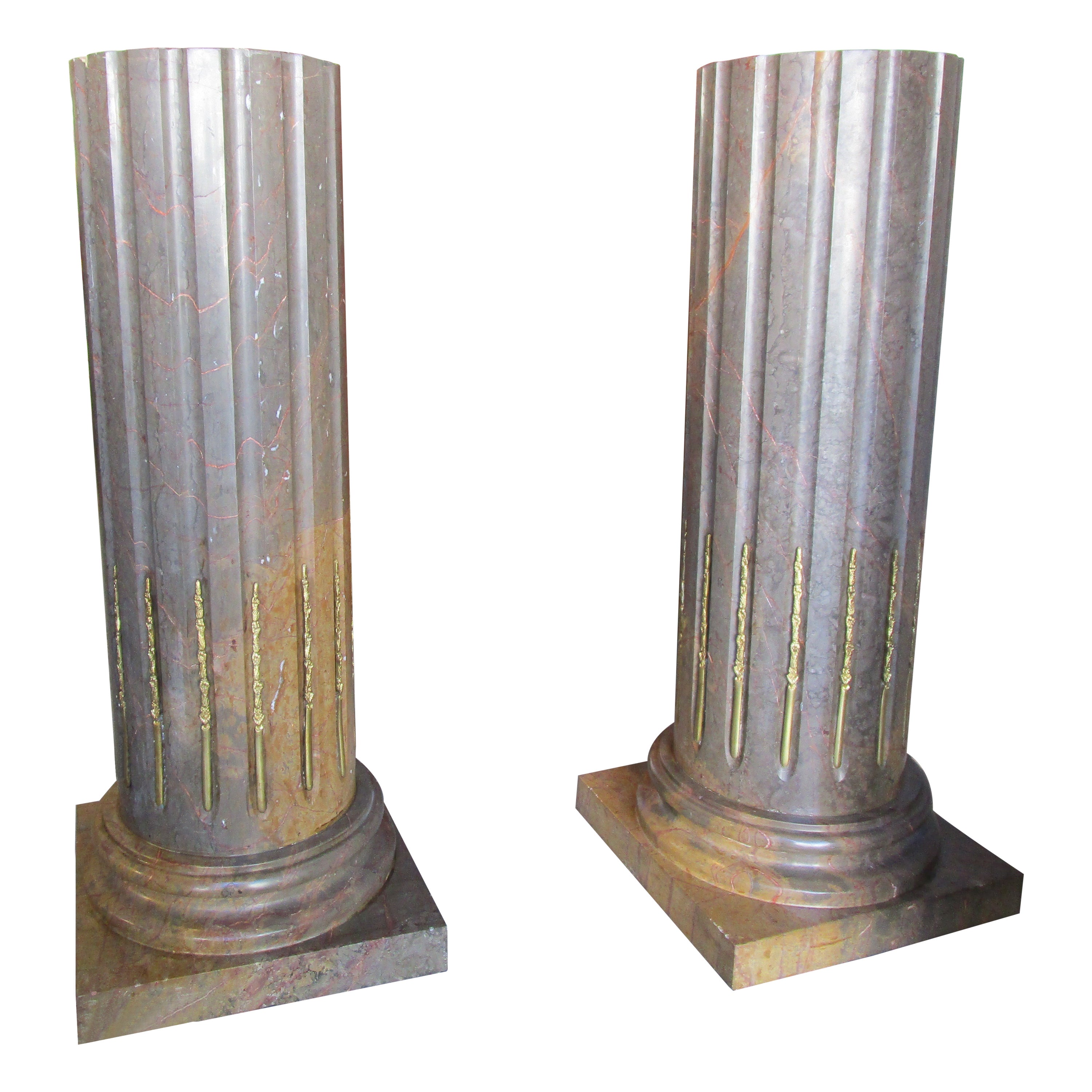 Paire de piédestaux à colonne montés en marbre et bronze doré