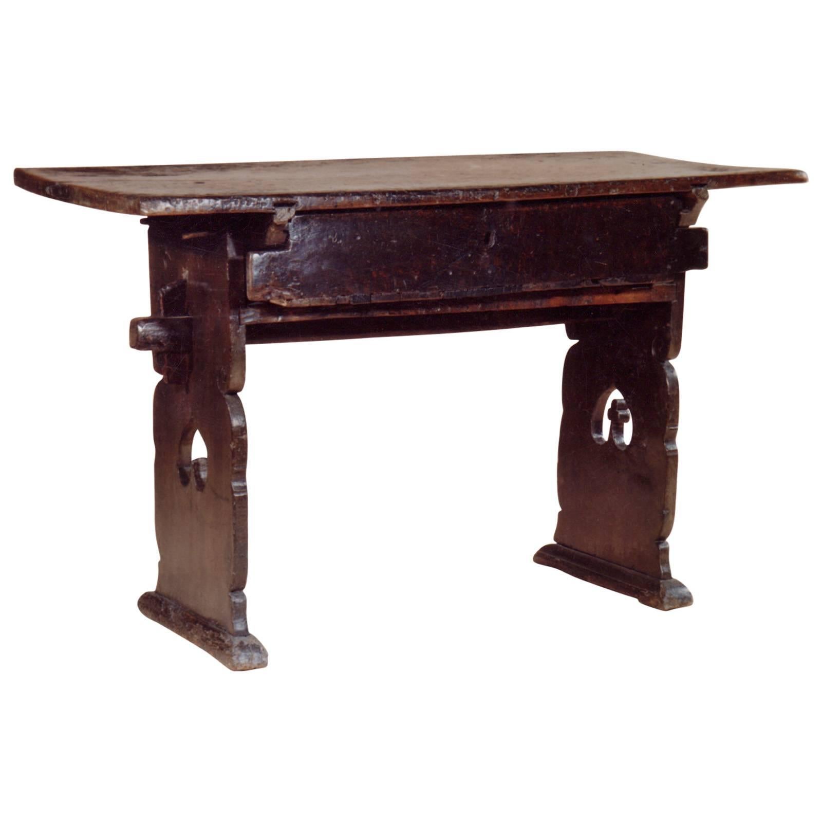 Late Gothic Swiss early 17th century Rustic walnut Table For Sale