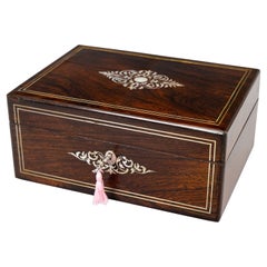 Boîte à bijoux anglaise du 19ème siècle en bois de rose et satin rose avec intérieur en nacre 