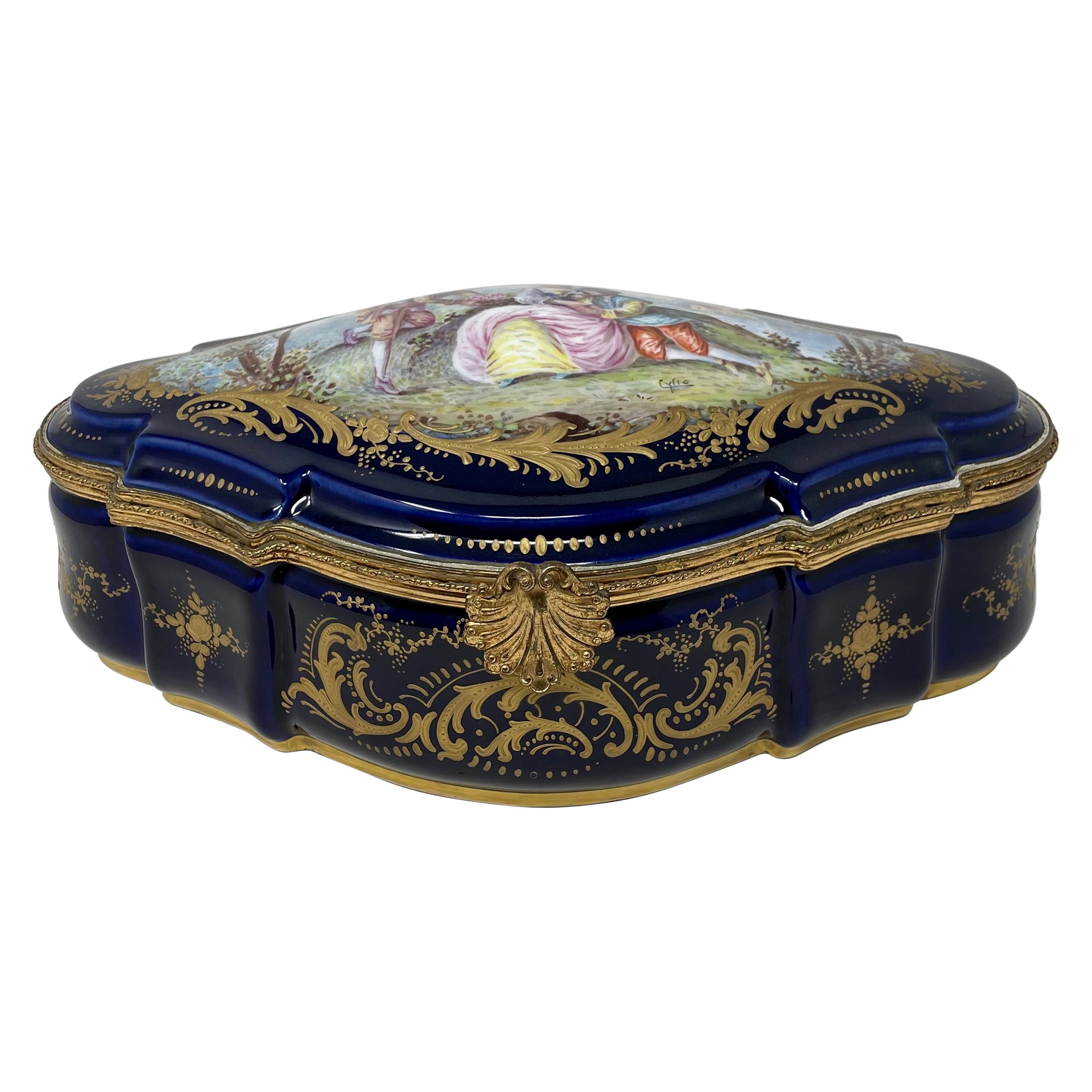 Antigua caja de porcelana francesa de Sevres azul cobalto y dorada, circa 1900.