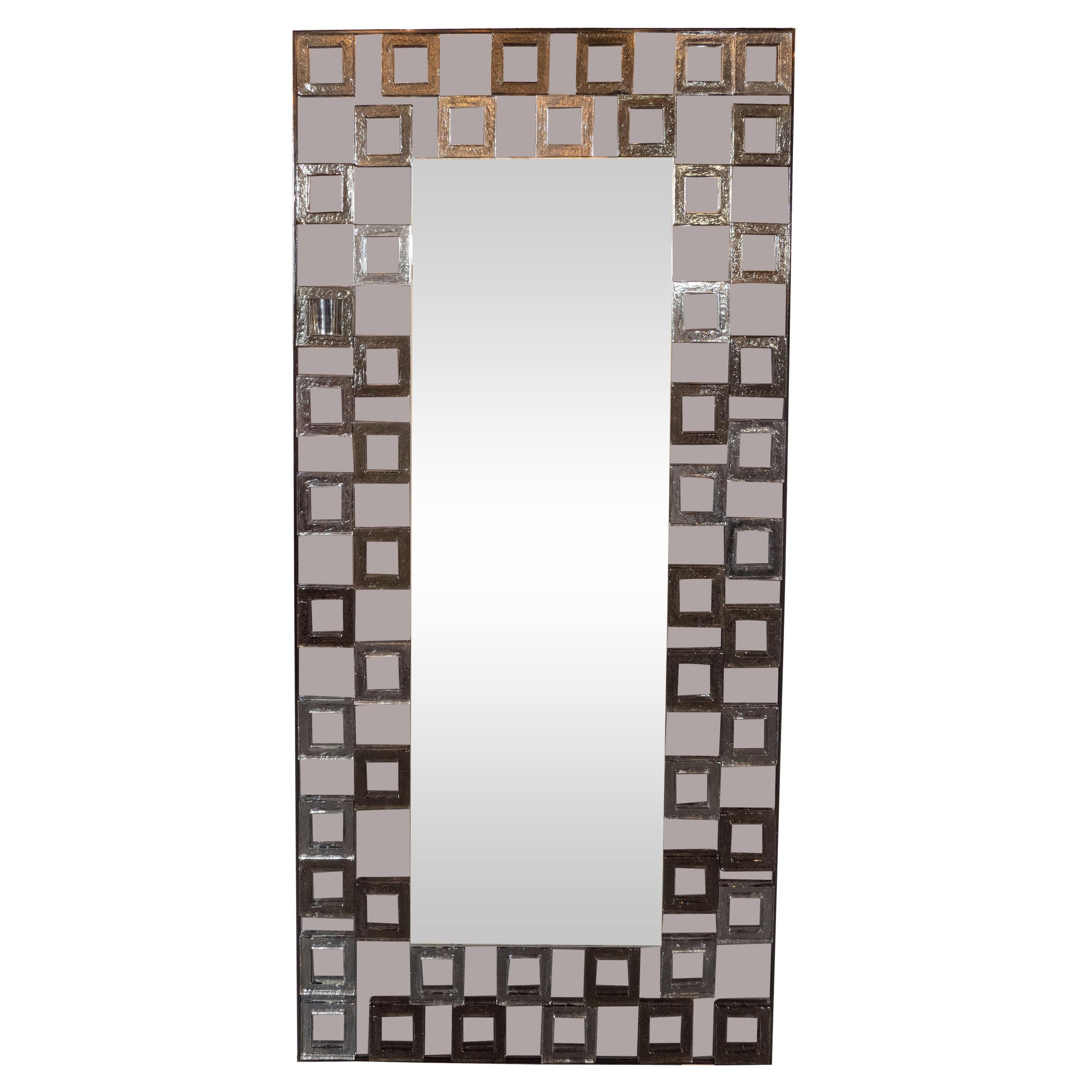 Modernistischer mundgeblasener Murano-Rauchspiegel mit sich wiederholenden quadratischen Motiven