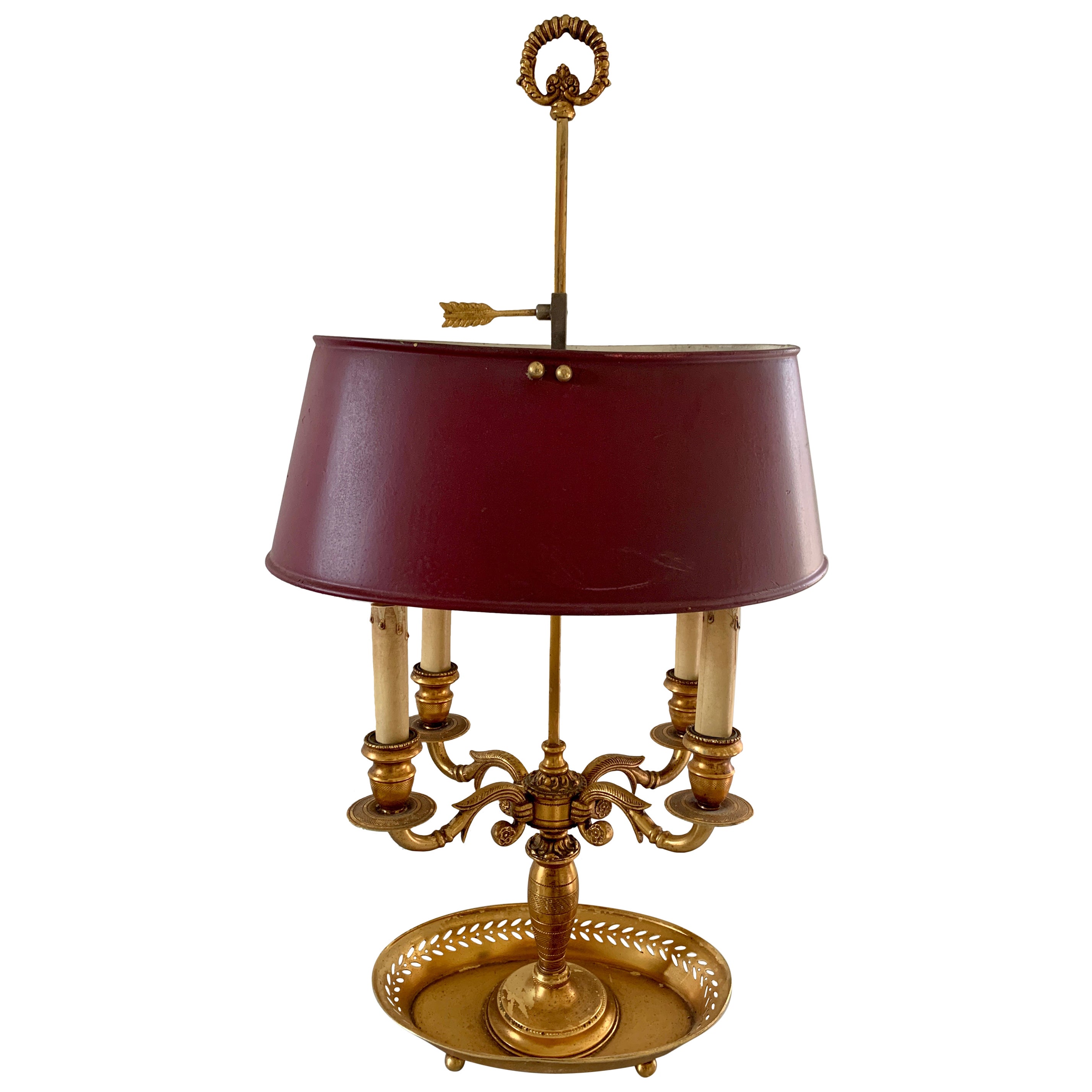 Vierarmige Bouillotte-Lampe aus Messing mit burgunderrotem Zinnschirm aus dem frühen 20. Jahrhundert