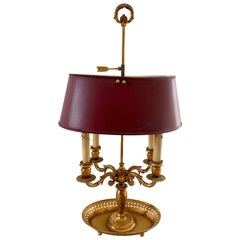 Vierarmige Bouillotte-Lampe aus Messing mit burgunderrotem Zinnschirm aus dem frühen 20. Jahrhundert