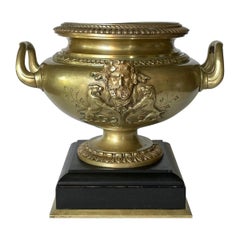 Gran urna central francesa de bronce patinado del siglo XIX sobre base de mármol