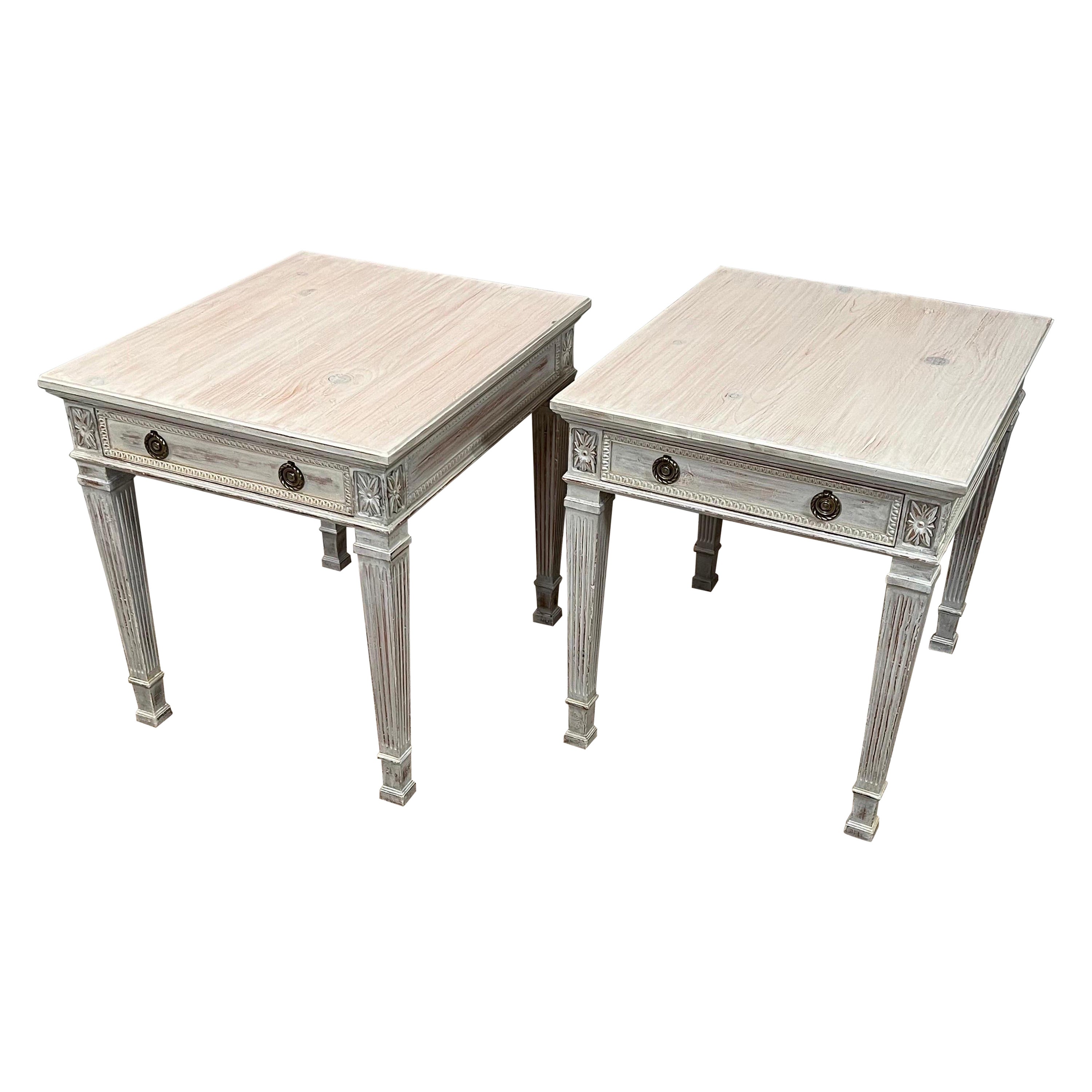 Paire de tables de chevet en pin peint