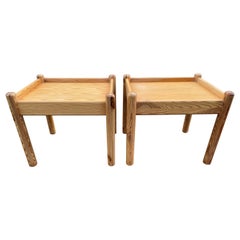 Ensemble de tables d'appoint ou de chevets en pin brut scandinave des années 1970