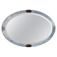 Grand miroir ovale Arts & Crafts en métal mélangé