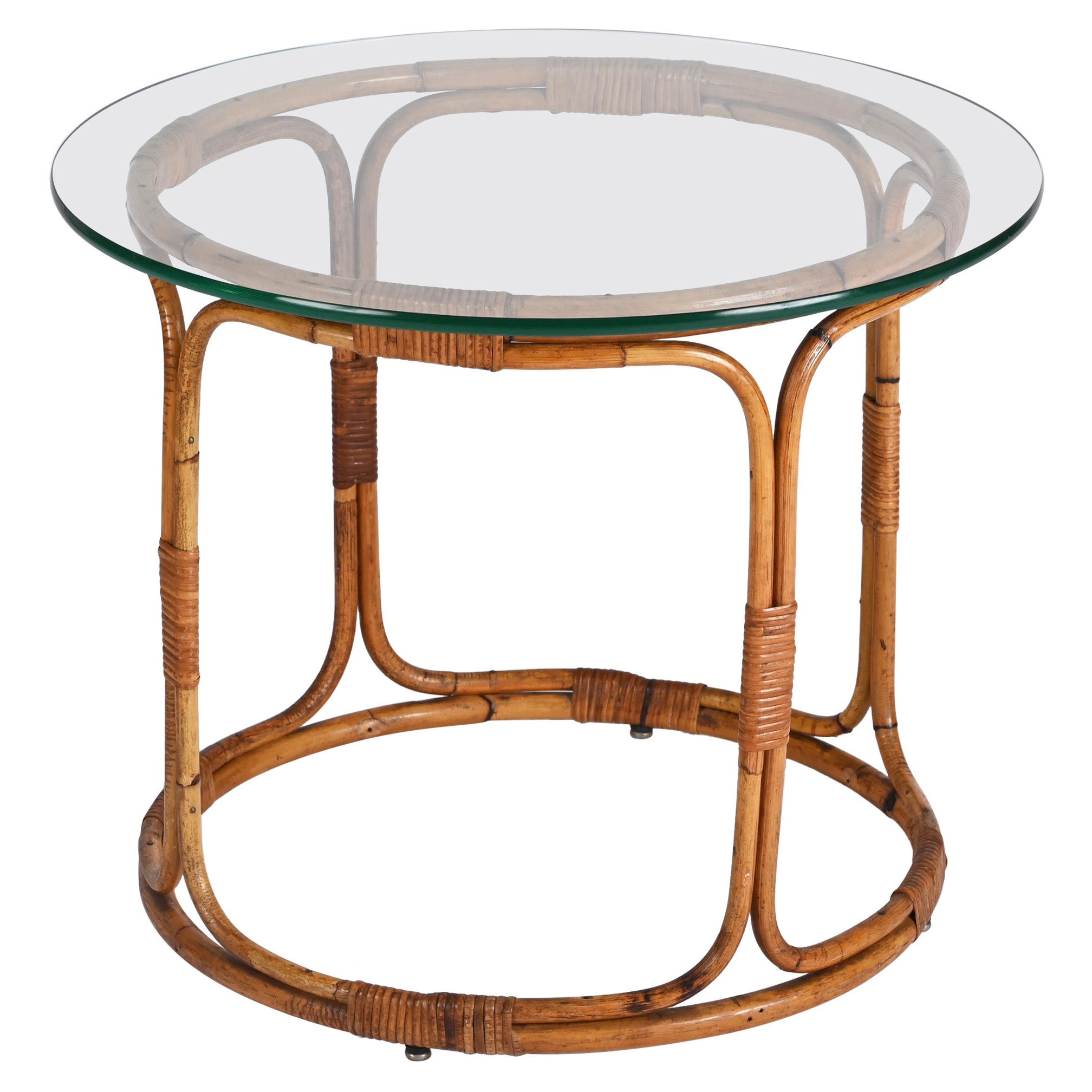 Table basse italienne ronde du milieu du siècle en rotin et bambou avec étagère en verre, années 1960