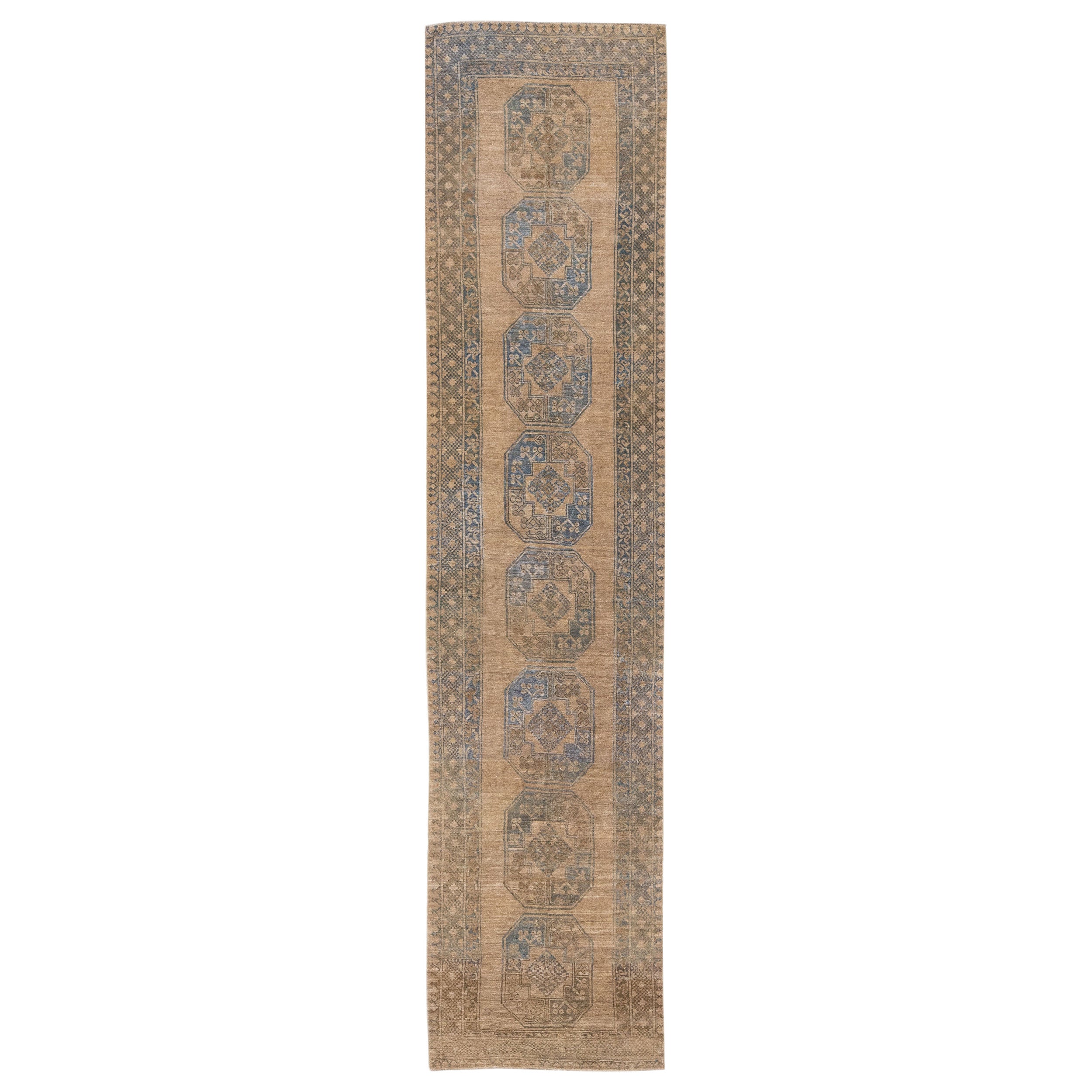 Tapis de couloir en laine persane marron antique fait à la main avec motif tribal