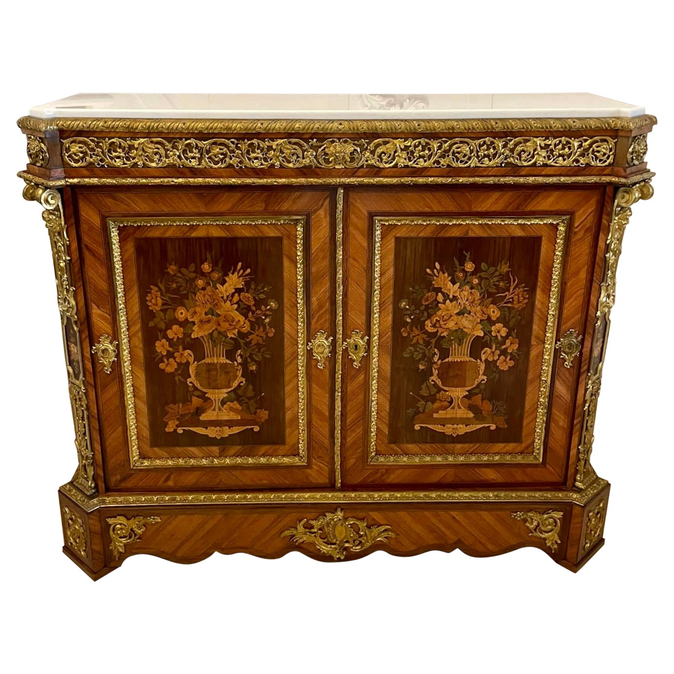 Ancienne armoire d'appoint française Louis XV en bois de violette de qualité exposition
