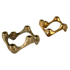 Pareja de candelabros circulares de bronce para seis velas