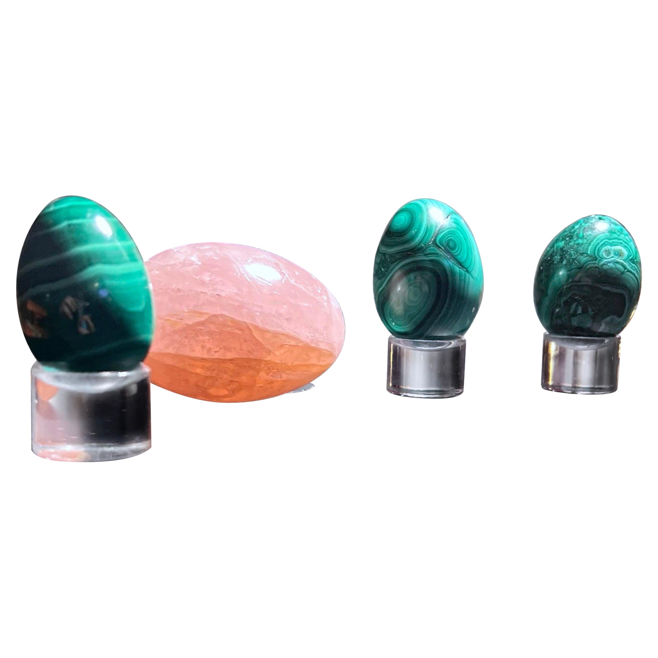Ensemble de 4 œufs sculpturaux modernes et organiques en malachite et quartz rose sculptés à la main