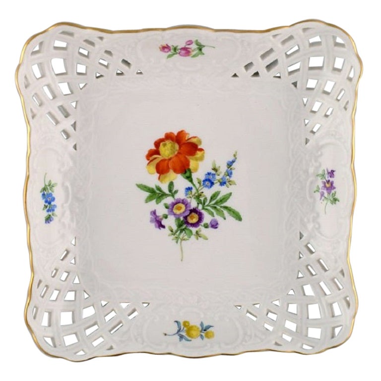 Square Meissen dish / bowl in openwork porcelain with hand-painted flowers. For Sale
