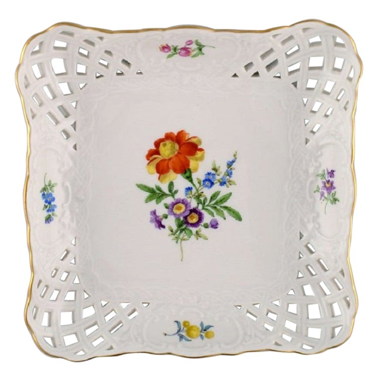 Plato / cuenco cuadrado de Meissen en porcelana calada con flores pintadas a mano.