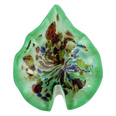 Blattförmige Muranoschale aus polychromem mundgeblasenem Kunstglas.