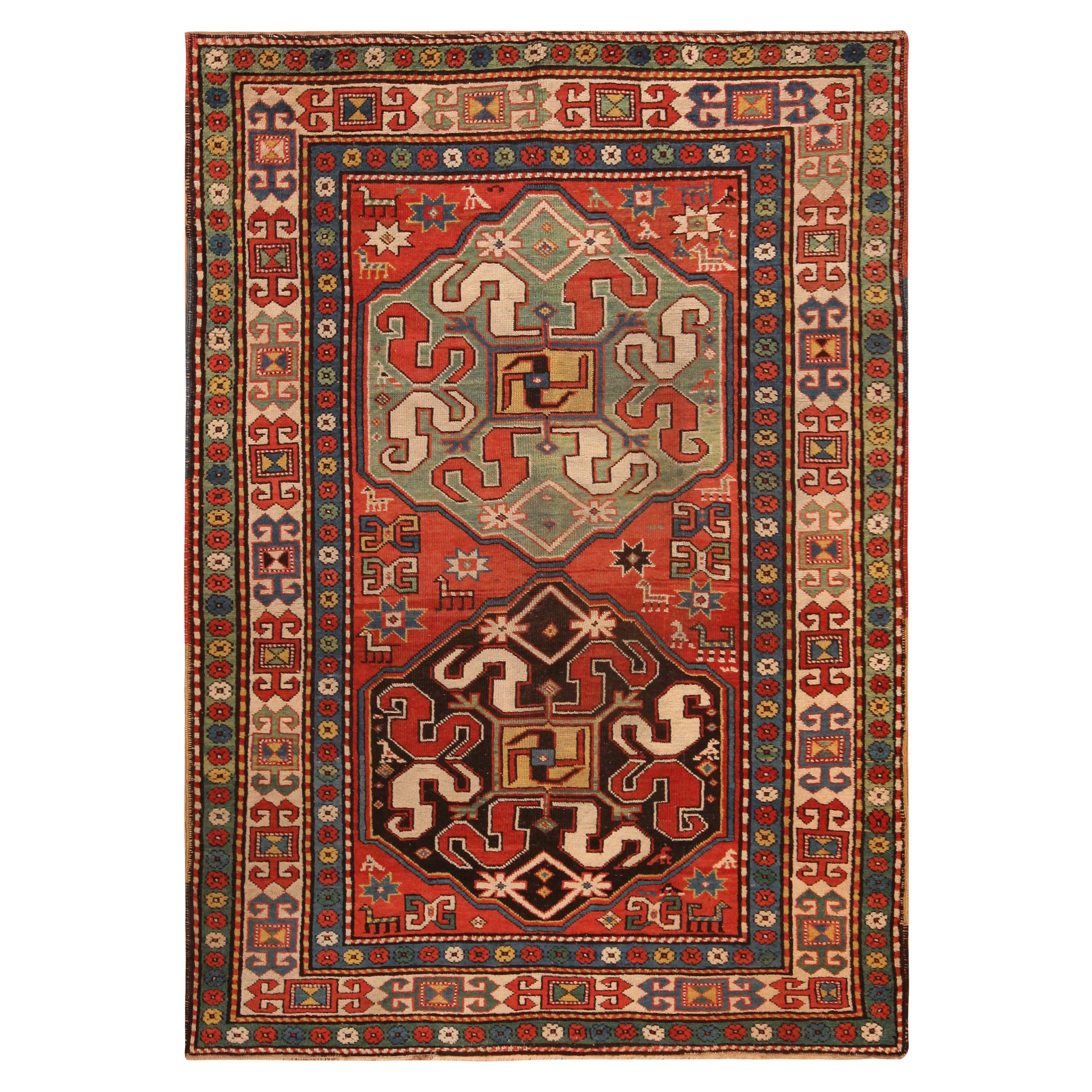 Antiker kaukasischer Stammeskunst-Teppich aus Kasach. 4 ft 4 in x 6 ft 6 in