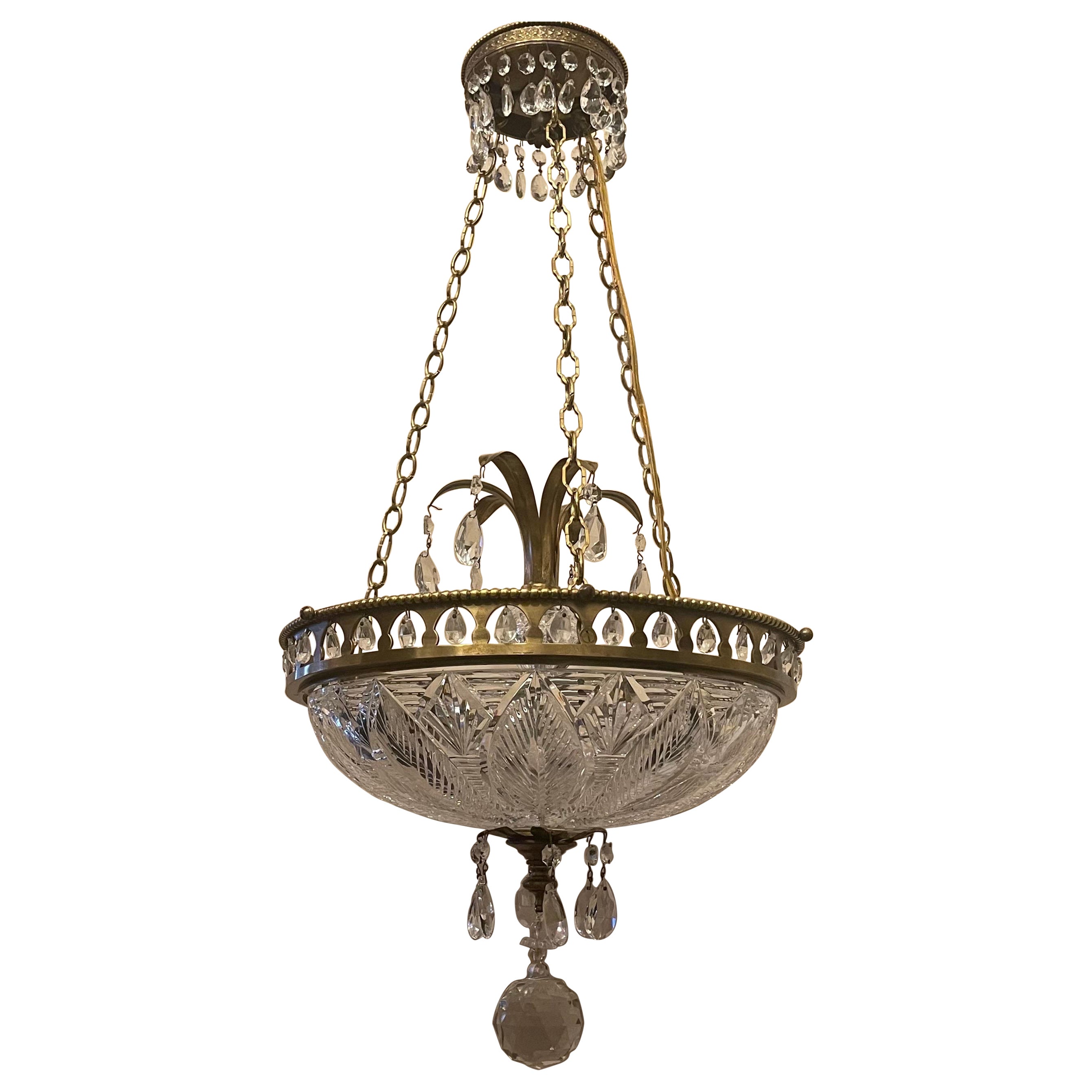 Wunderschöner neoklassizistischer Kronleuchter aus geätztem Kristall in Schale aus Bronze mit Goldbronze