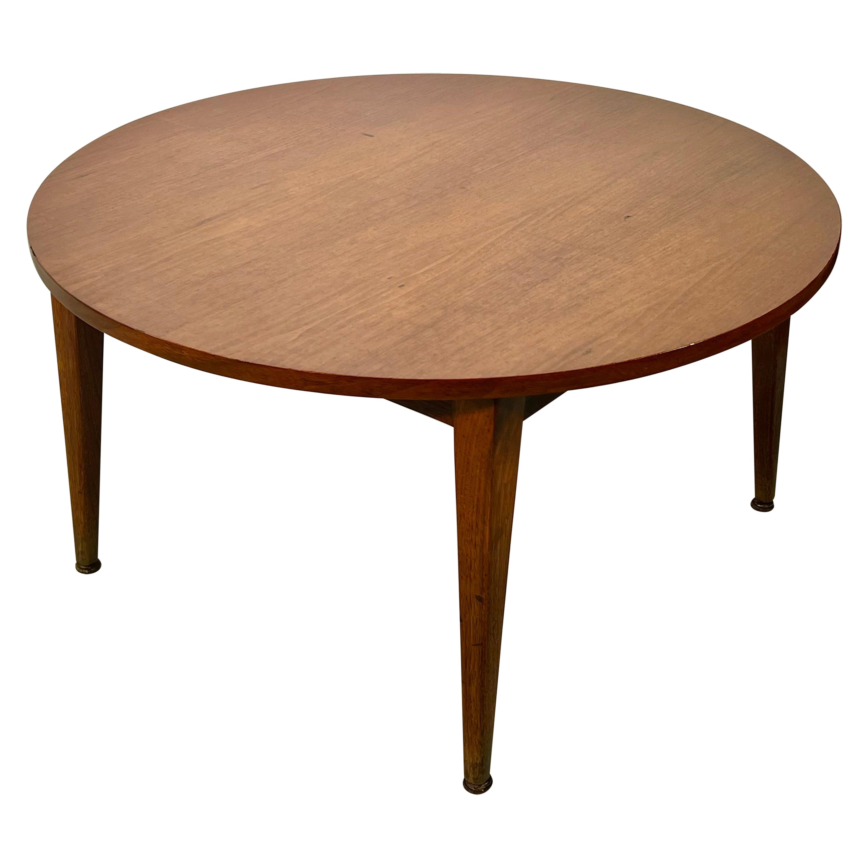 Table basse ronde de style danois en noyer du milieu du siècle dernier