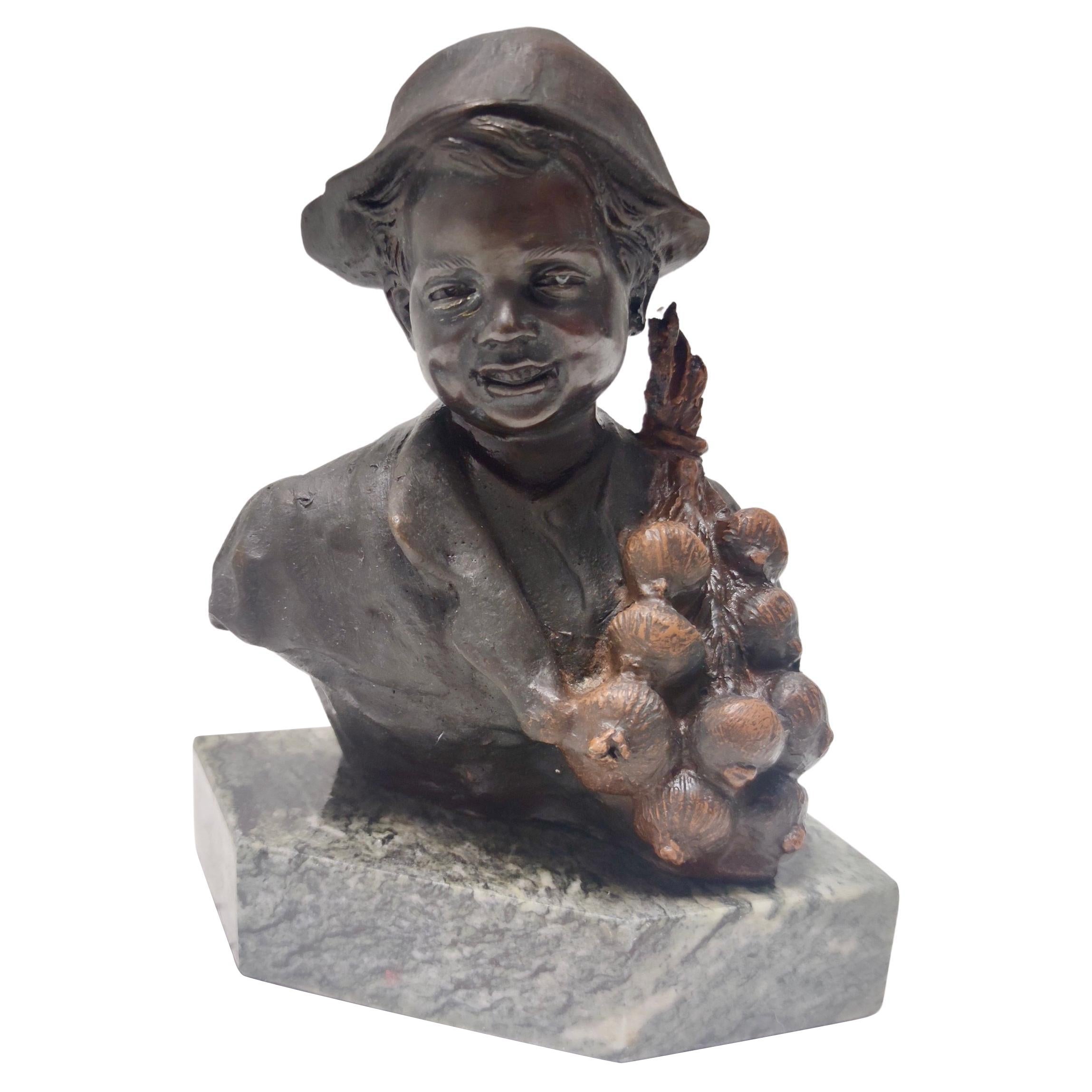 Objet décoratif en bronze vintage représentant un enfant vendant des oignons par De Martino, Italie en vente