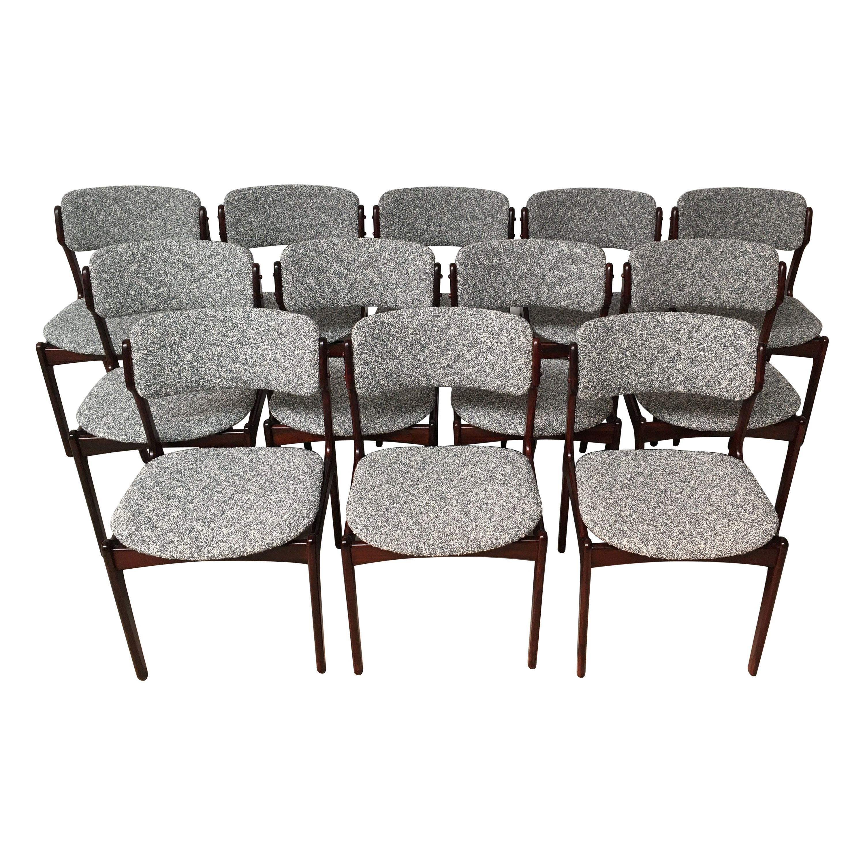 Erik Buch - Ensemble de douze chaises de salle à manger en bois de rose restaurées, tapissées sur mesure en vente