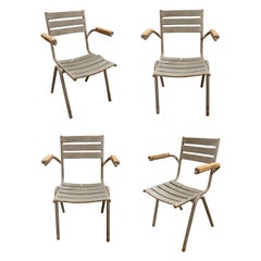 Ensemble de quatre fauteuils de jardin en fer et bois des années 1970