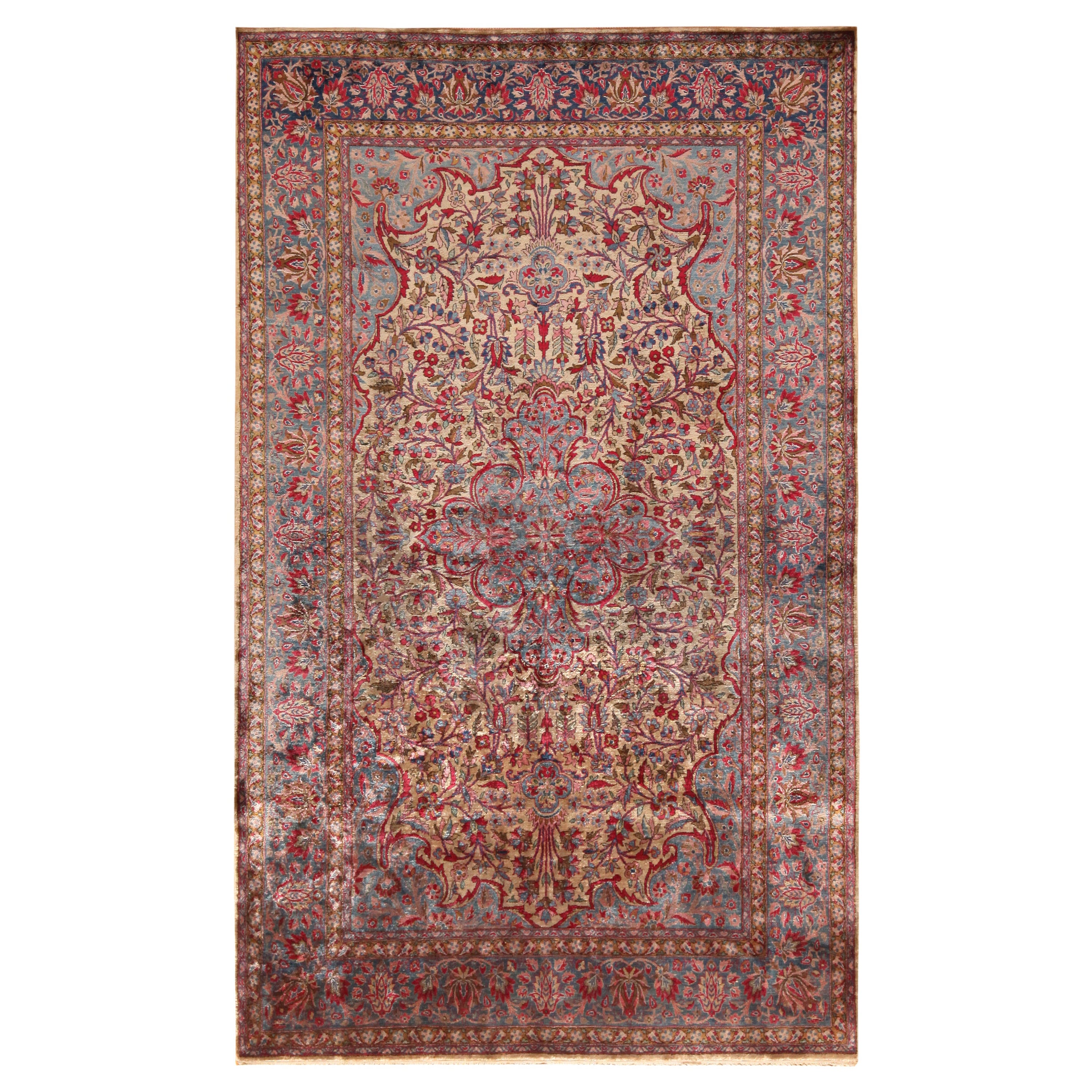 Tapis persan ancien Kashan en soie. 4 pieds 3 po. x 6 pieds 11 po.