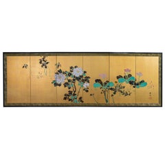 Japanischer Raumteiler mit sechs Tafeln, Pfingstrosen und junger Wachstum auf goldener Seide