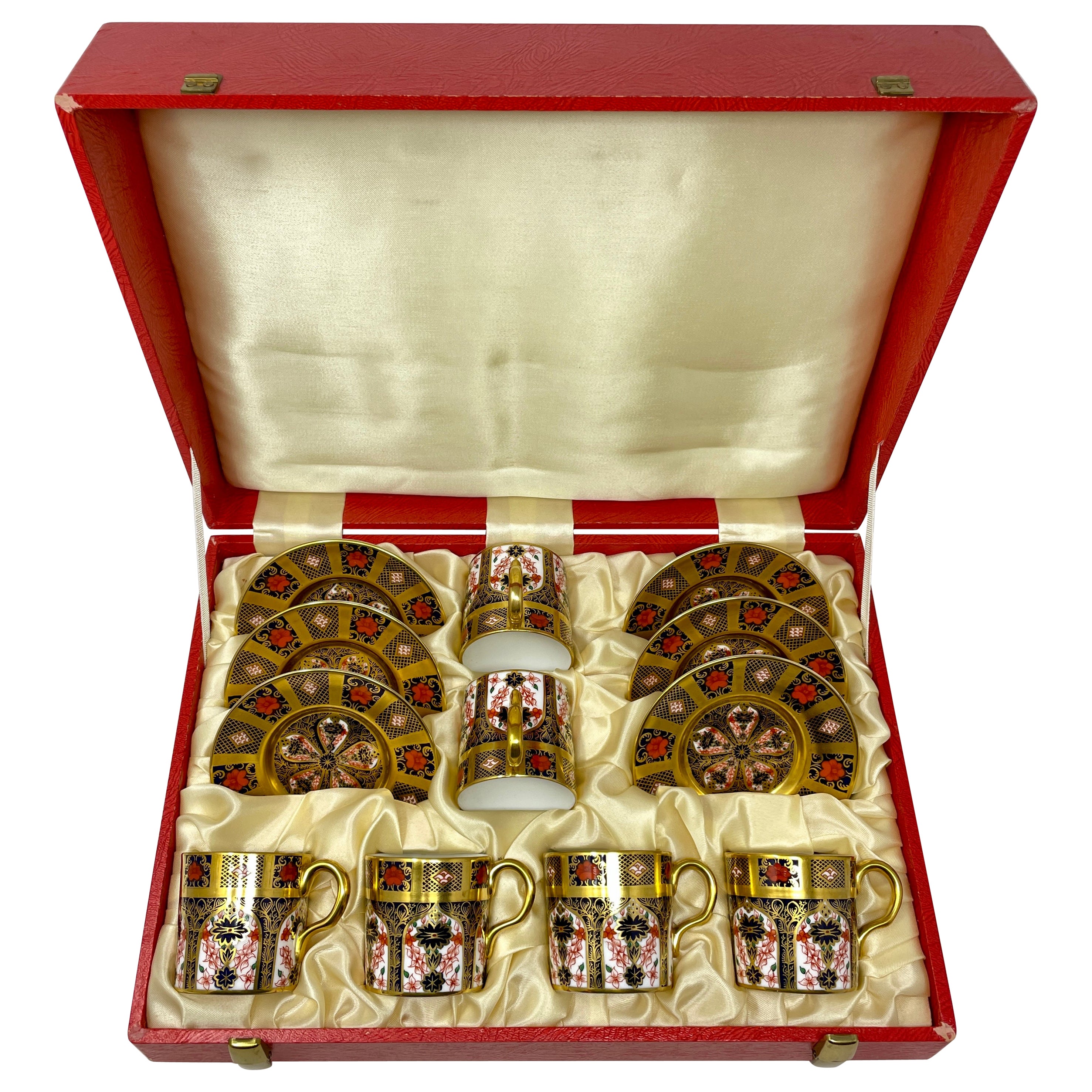 Set von 6 Demitasse-Tasse und Untertassen aus englischem Royal Crown Derby-Porzellan.