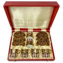 Set von 6 Demitasse-Tasse und Untertassen aus englischem Royal Crown Derby-Porzellan.