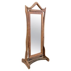 Vieux miroir rustique en bois sur pied à habillage