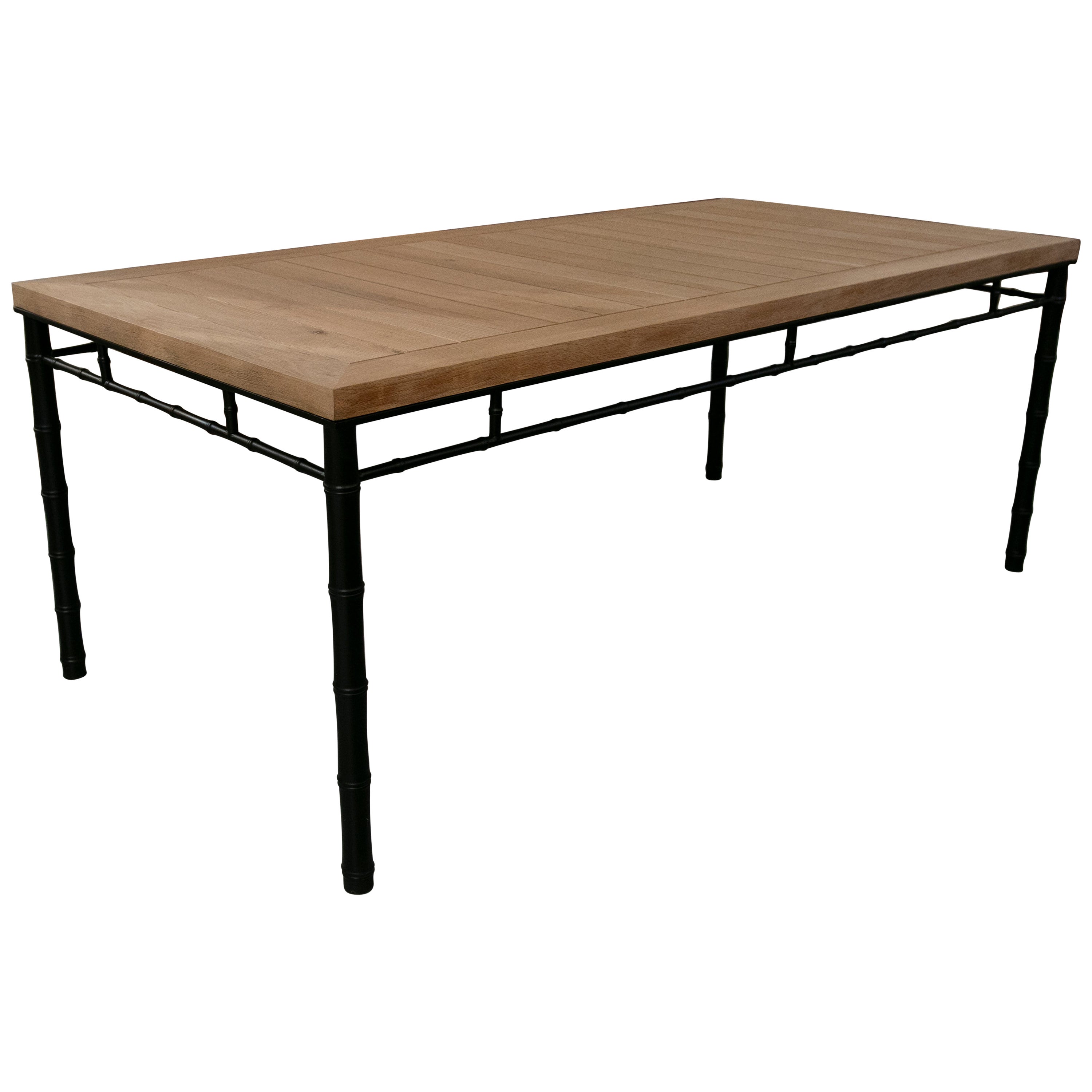 Table avec base en fer imitant le bambou et plateau en bois dans sa couleur originale.
