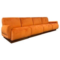 Grand canapé sectionnel italien des années 1970 à 4 places en velours orange brûlé 