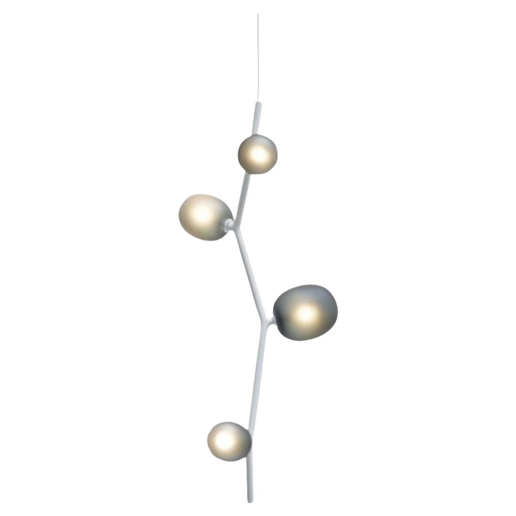Koldova 'Ivy Vertical 4' Hängeleuchte aus mundgeblasenem rauchgrauem Glas in Weiß für Brokis