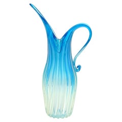 Vase pichet en verre d'art côtelé italien opalescent bleu délavé de Fratelli Toso Murano