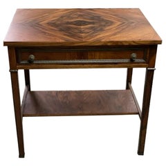 Table d'appoint rare en bois d'olivier avec quincaillerie décorative.