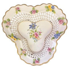 Ancien panier en porcelaine incrusté de fleurs de style Meissen Rococo de Von Schierholz