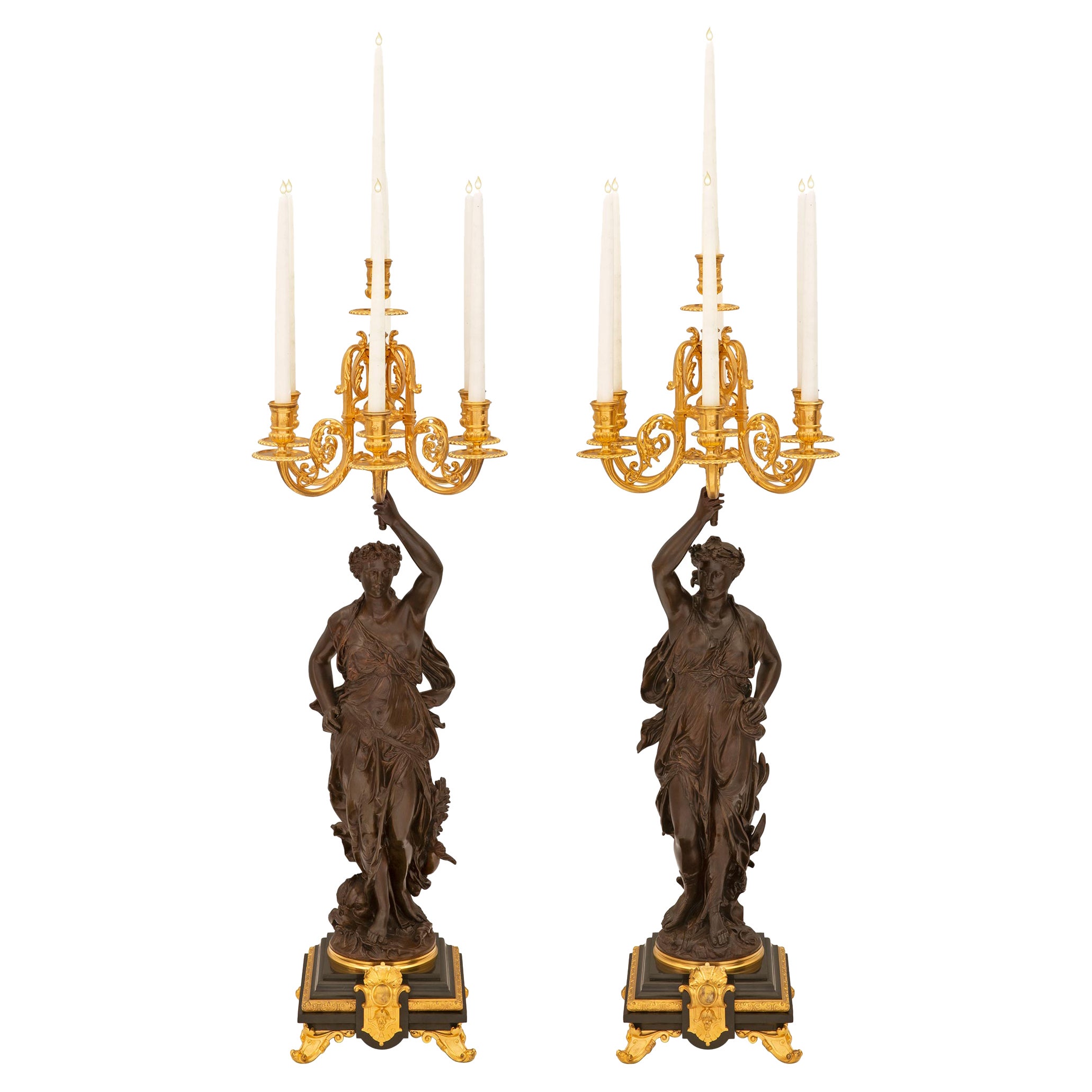 Paire de candélabres français de la Renaissance du 19ème siècle en bronze doré et marbre
