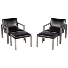 Paire de fauteuils de salon en métal et cuir noir de style mi-siècle moderne avec repose-pieds