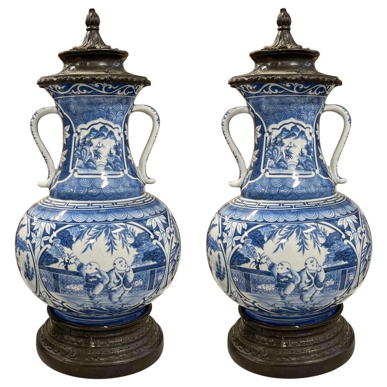 Paire de pots à gingembre bleu et blanc de style chinoiseries MaitlandSmith avec accents en